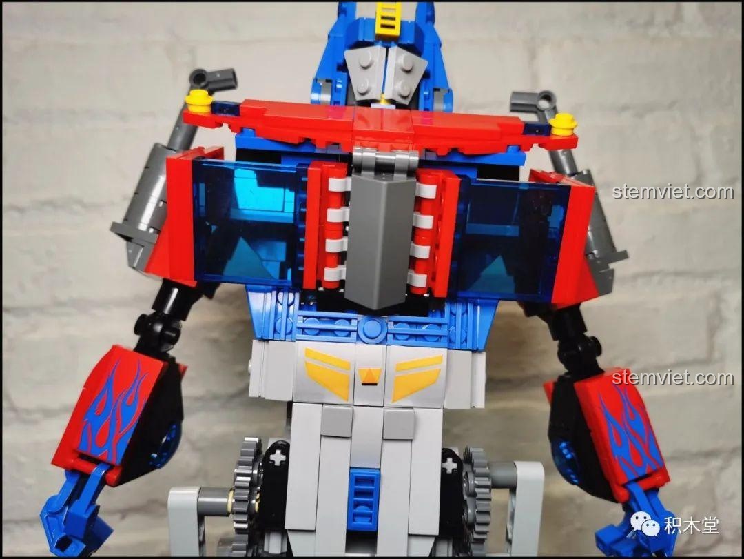 Robot Optimus Prime 15036 đang di chuyển trên mặt bàn, thể hiện tính năng biết đi.