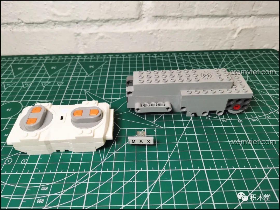 Module động cơ và điều khiển từ xa của Mould King 15036 được đặt cạnh nhau, sẵn sàng cho việc lắp ráp.