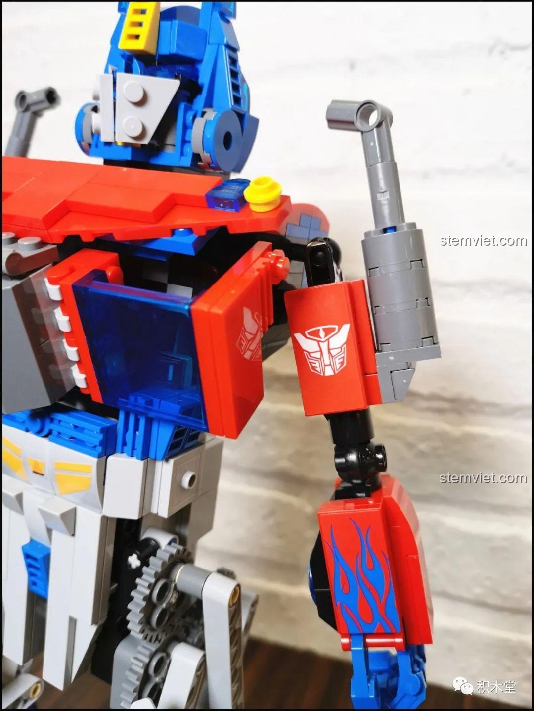 Cận cảnh các bánh răng và cơ cấu chuyển động ở hông robot Optimus Prime 15036.