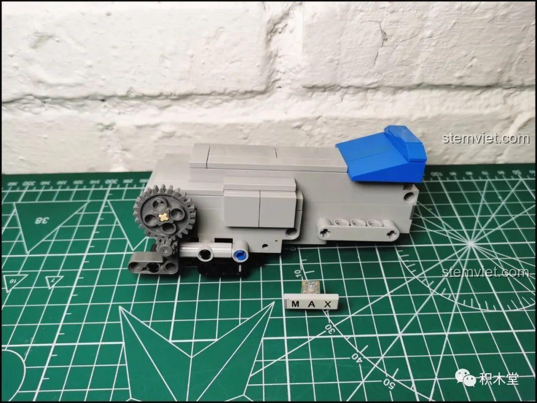 Module động cơ của Mould King 15036 với một số chi tiết ban đầu được lắp vào, tạo hình cơ bản.