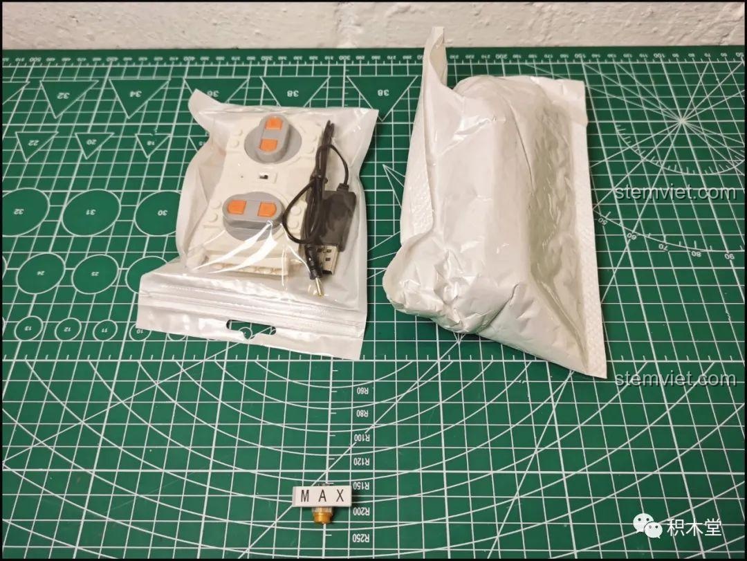 Hai bộ phận Power Functions chính: module động cơ và điều khiển từ xa của bộ lắp ráp Mould King 15036.