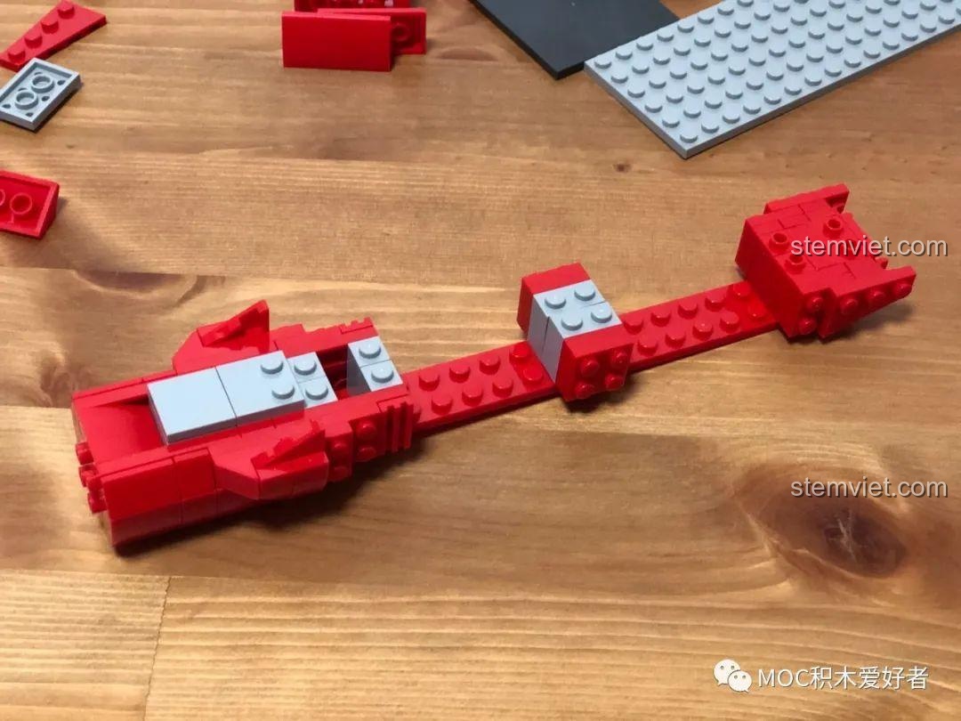 Boong tàu sân bay Sơn Đông của bộ khối lắp ghép Tàu khu trục tên lửa Type 052D 072, rộng lớn và có độ mở rộng hai bên.