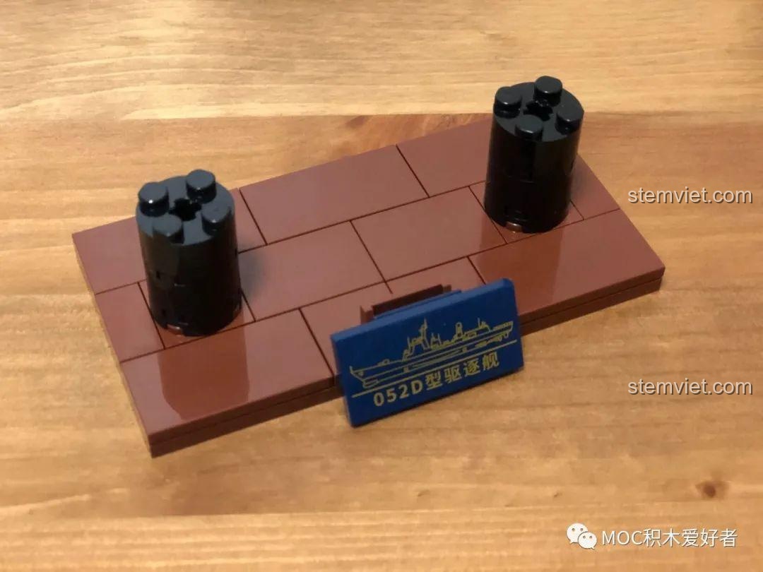 Đế trưng bày của bộ lắp ghép Tàu khu trục tên lửa Type 052D - Hạ Môn cho bé từ 6 tuổi, đi kèm bảng tên in ấn sắc nét.