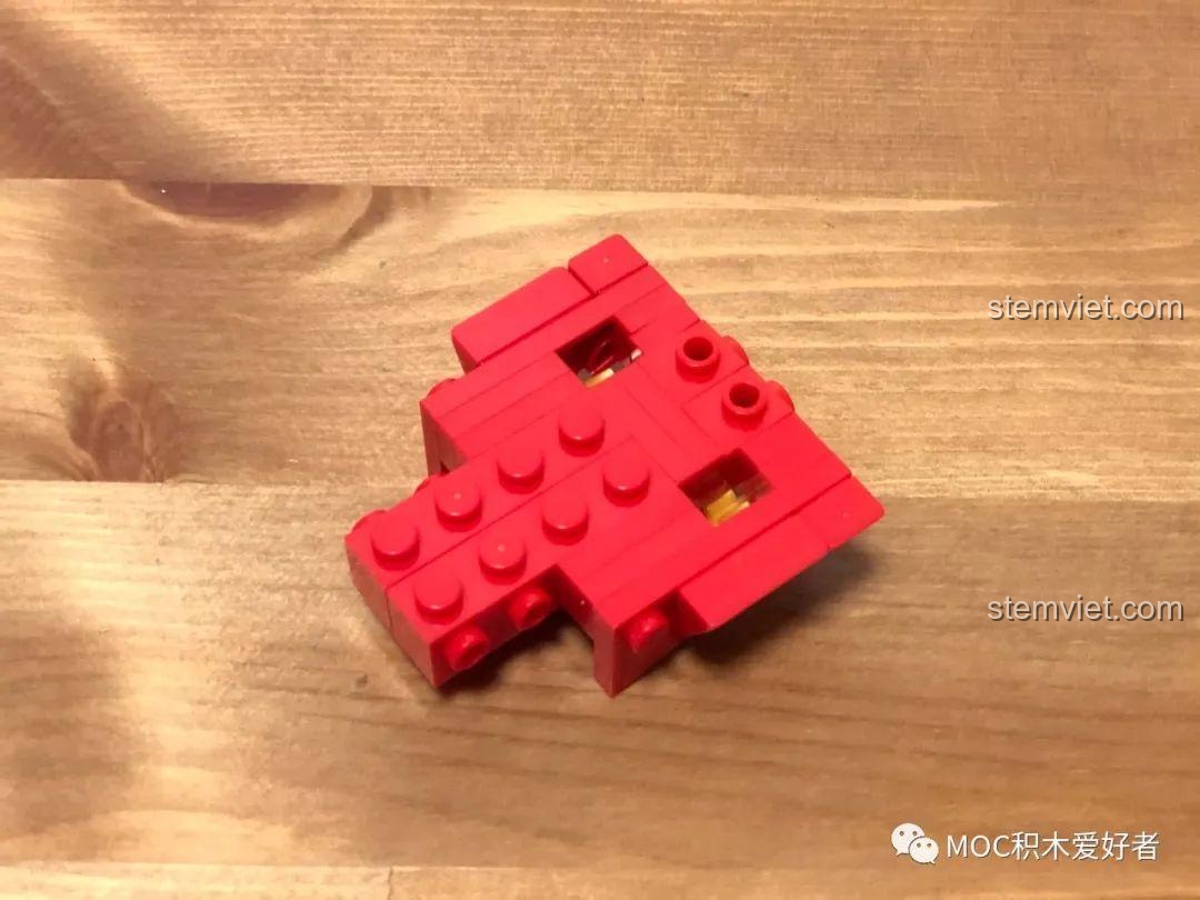 Quá trình lắp ráp phần đuôi của bộ lắp ghép Tàu khu trục tên lửa Type 052D - Hạ Môn SEMBO 202072, với hai bánh răng tạo hình chân vịt.