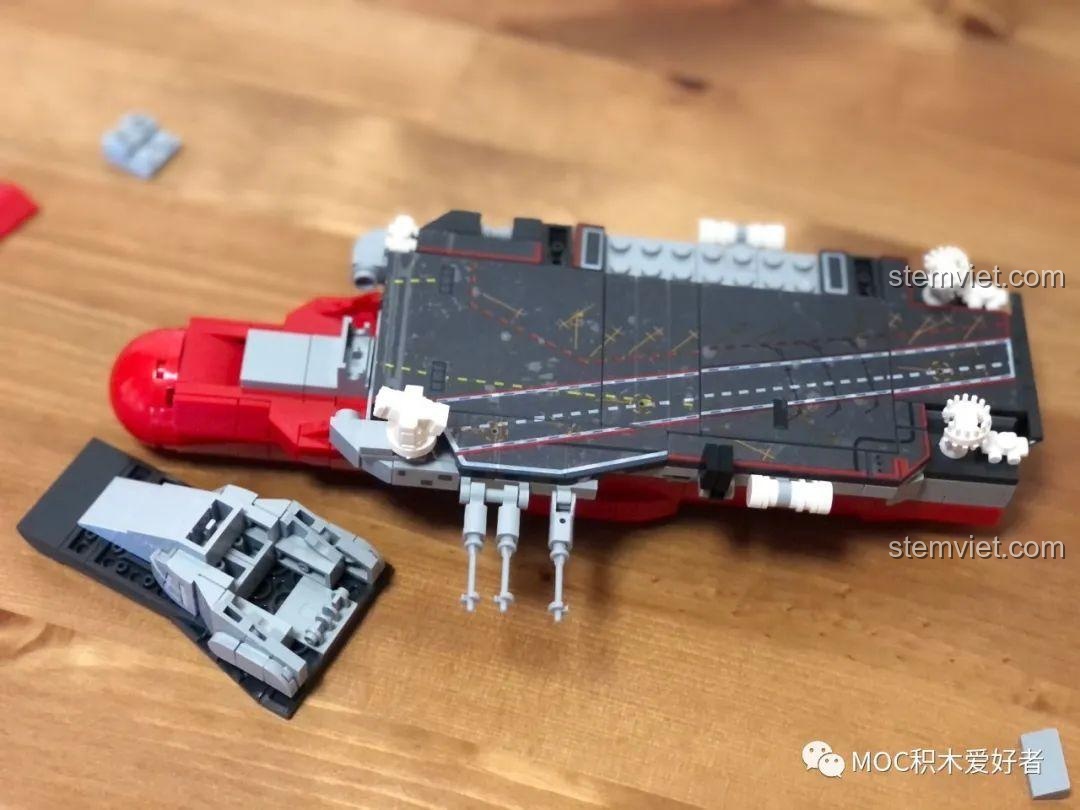 Mô hình Tàu khu trục tên lửa Type 052D - Hạ Môn SEMBO 202072 hoàn chỉnh, nhìn từ góc nghiêng, thể hiện sự mạnh mẽ và chi tiết.