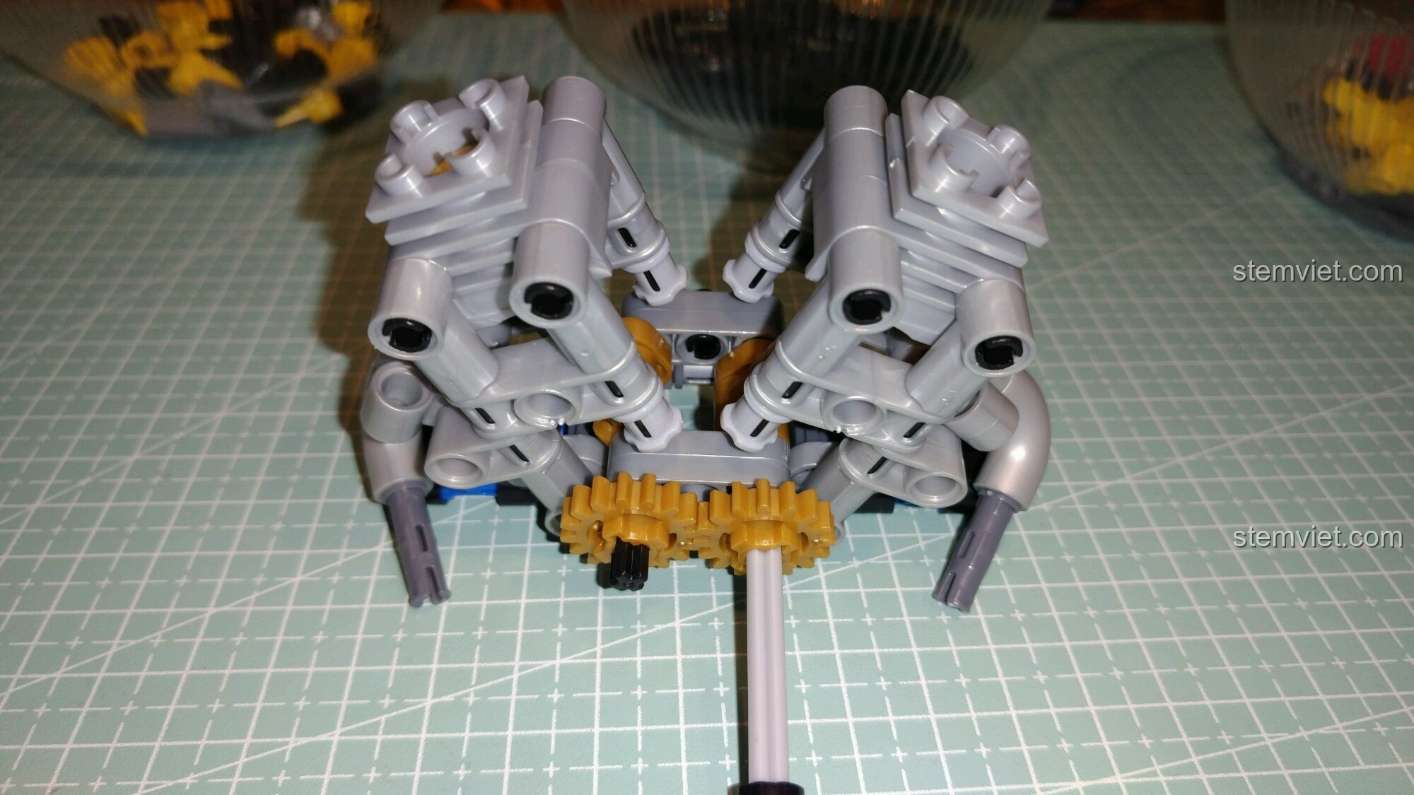 Góc nhìn từ phía trước động cơ của bộ khối lắp ghép Xe Ba Bánh Cổ Điển Morgan 3 Wheeler 65.