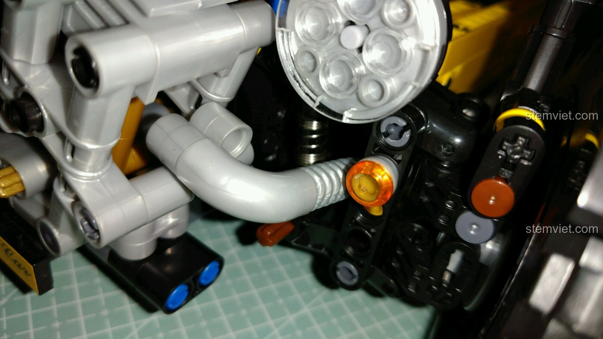 Mô hình hoàn chỉnh của bộ khối lắp ghép Xe Ba Bánh Cổ Điển Morgan 3 Wheeler 65 từ góc nhìn bên hông.