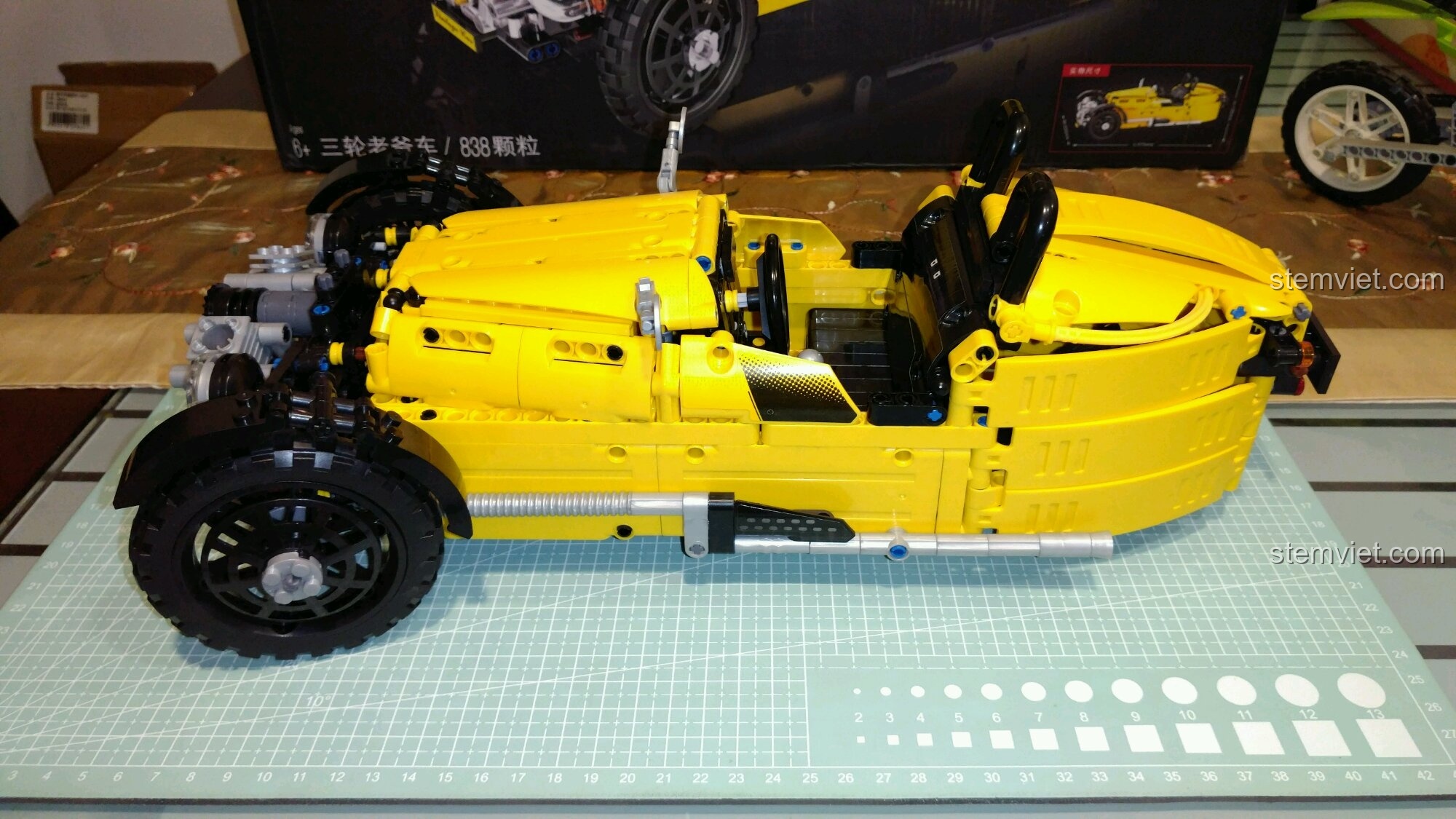 Mô hình hoàn chỉnh của bộ khối lắp ghép Xe Ba Bánh Cổ Điển Morgan 3 Wheeler 65 từ góc nhìn phía trước.