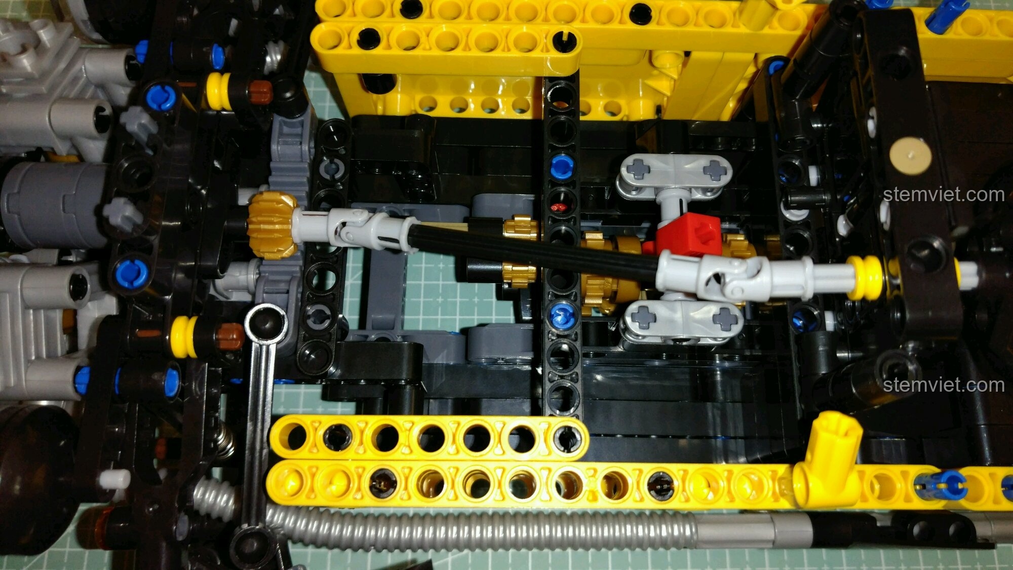 Cốp sau có thể mở ra của bộ khối lắp ghép Xe Đua Cổ Điển Ba Bánh, tăng tính tương tác.