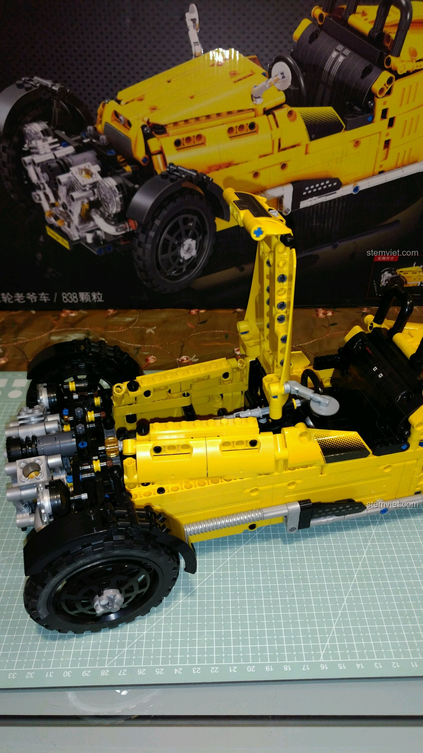 Mô hình hoàn chỉnh của bộ khối lắp ghép Xe Đua Cổ Điển Ba Bánh từ góc nhìn phía trước.