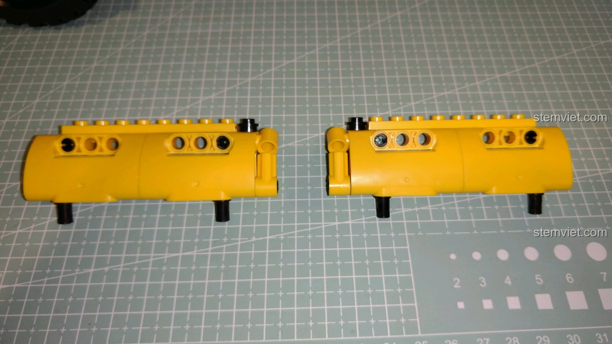 Mô hình hoàn chỉnh của bộ khối lắp ghép Xe Đua Cổ Điển Ba Bánh từ góc nhìn phía trước.