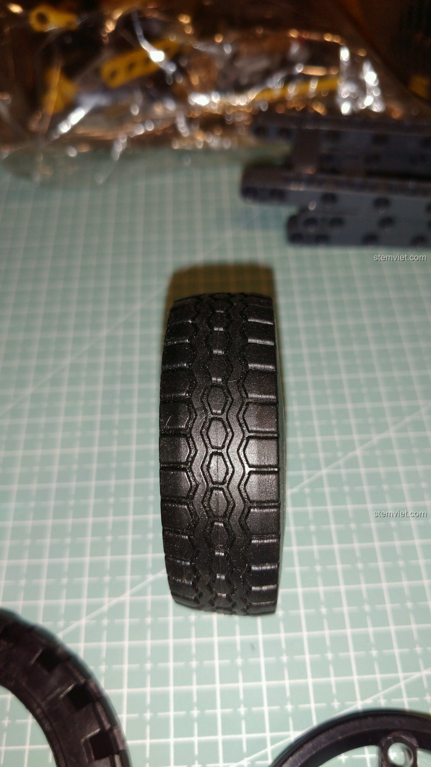 Mặt lốp với đường vân rõ nét của bộ khối lắp ghép Xe Đua Cổ Điển Ba Bánh, tăng tính chân thực.