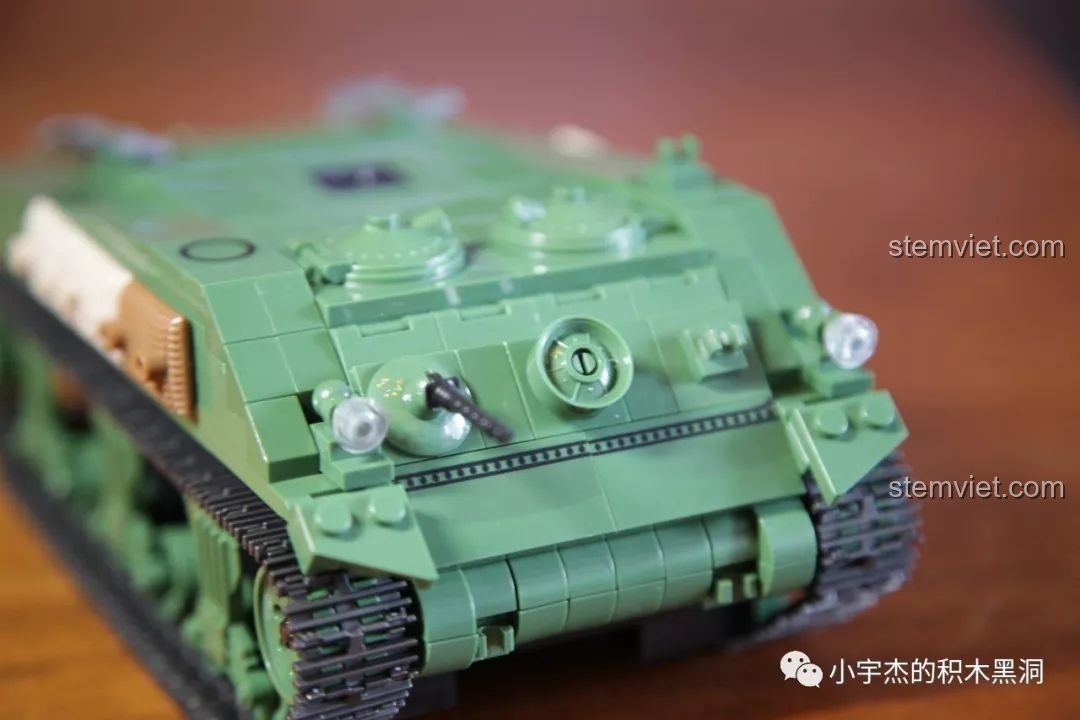 Nắp động cơ của bộ khối lắp ghép Xe tăng chiến đấu Sherman cho bé 6 tuổi có thể mở ra, lộ động cơ bên trong.