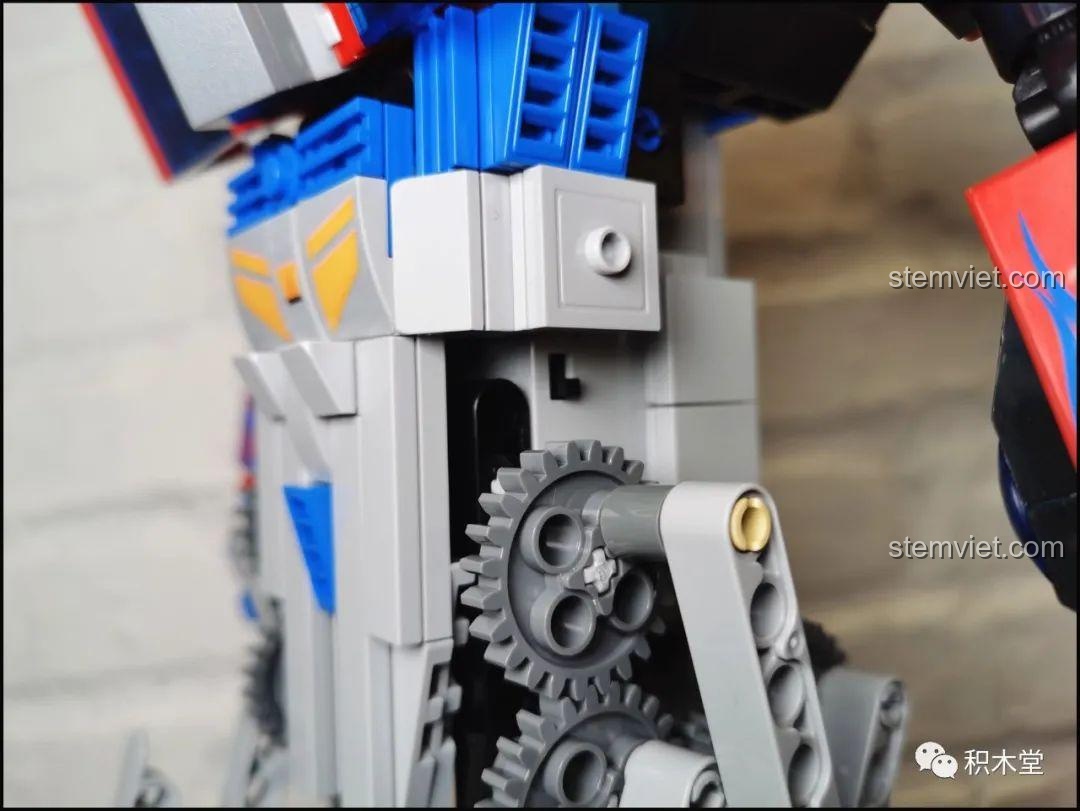 Robot Optimus Prime 15036 đang di chuyển, thể hiện khả năng vận động và điều khiển từ xa.