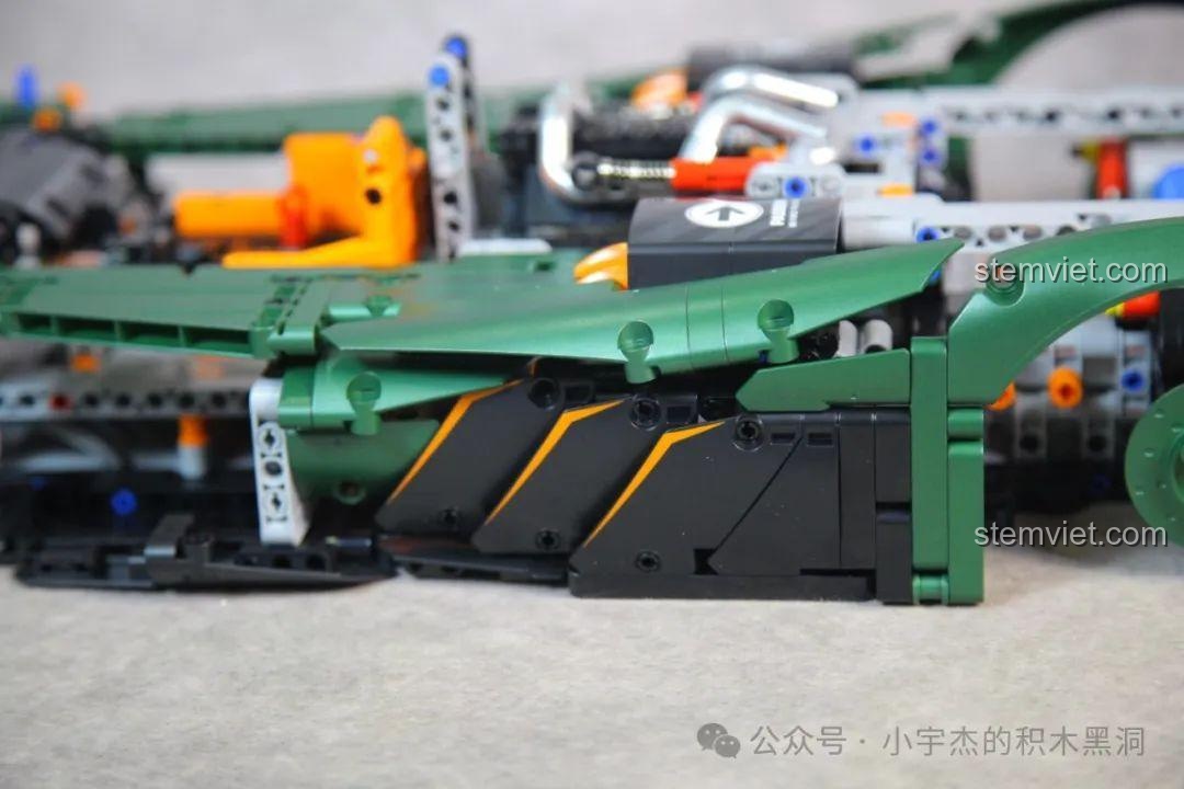 Cận cảnh bộ khuếch tán gió hai bên hông xe, đây là một chi tiết được in sẵn.