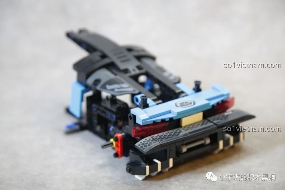 Phần bộ khuếch tán phía sau của mô hình McLaren Senna GTR 673002 đang được lắp ráp.