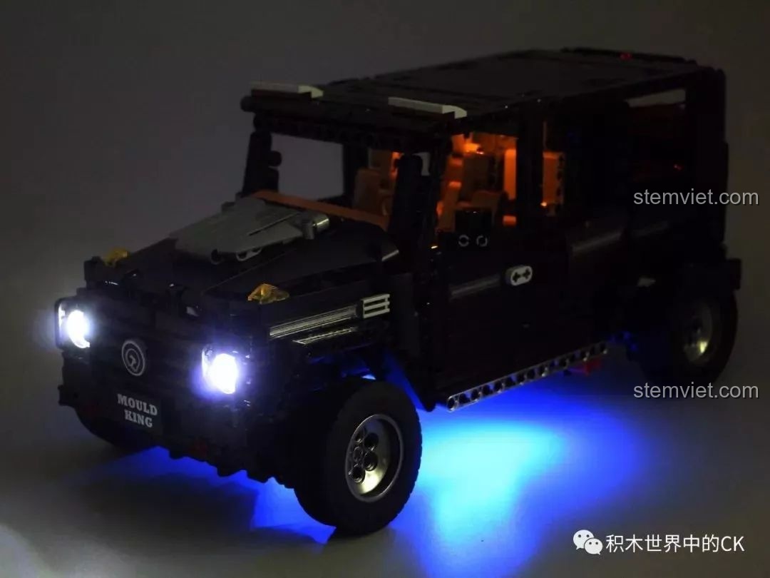 Bộ kit đèn LED đi kèm với xe Mould King 13070, bao gồm các dải đèn màu sắc khác nhau.