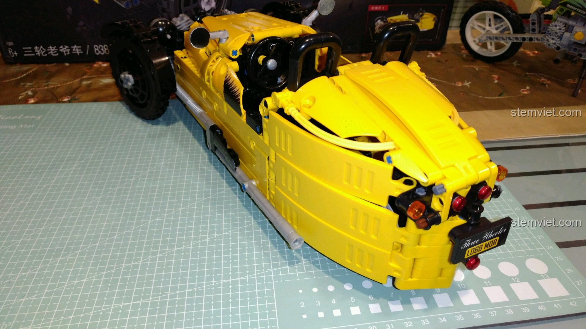 Mô hình hoàn chỉnh của bộ lắp ghép 065 từ góc nhìn phía trước.