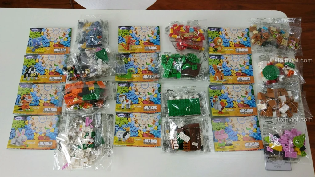 Tổng quan các túi mảnh ghép của bộ lắp ráp 12 Con Giáp XINGBAO XB-18001, mỗi túi một con vật, gọn gàng và tiện lợi.