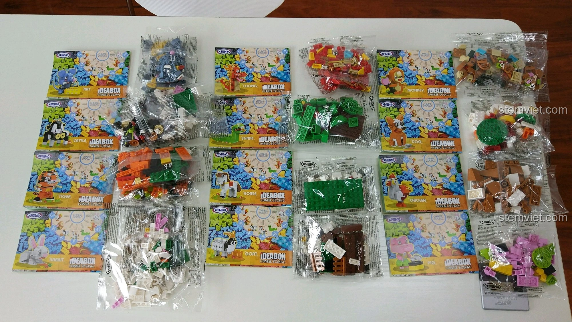 Tổng quan các túi mảnh ghép của bộ lắp ráp 12 Con Giáp XINGBAO XB-18001, mỗi túi một con vật, gọn gàng và tiện lợi.