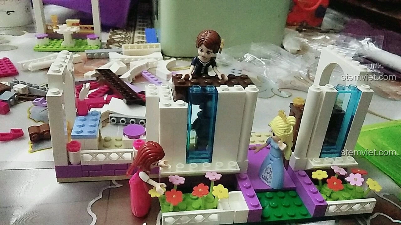 Quá trình lắp ráp phần tường và cửa sổ màu xanh lãng mạn của thư viện trong bộ lắp ráp Enlighten 2608.