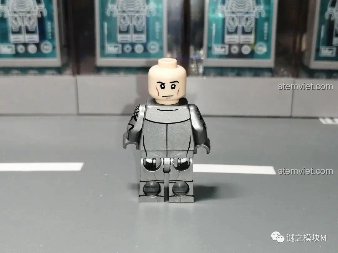 Mặt sau của thân minifigure Tinh Linh KORUIT KT1050 kiểu in bạc, hoàn thiện tốt.