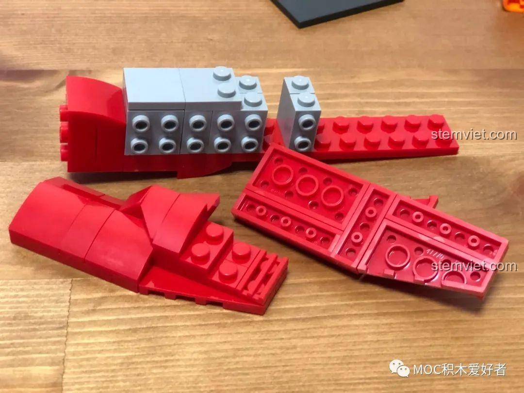 Các tấm ốp hông của bộ lắp ghép Chiến hạm Type 052D SEMBO được gắn vào, tạo hình dáng tổng thể của thân tàu sân bay Sơn Đông.