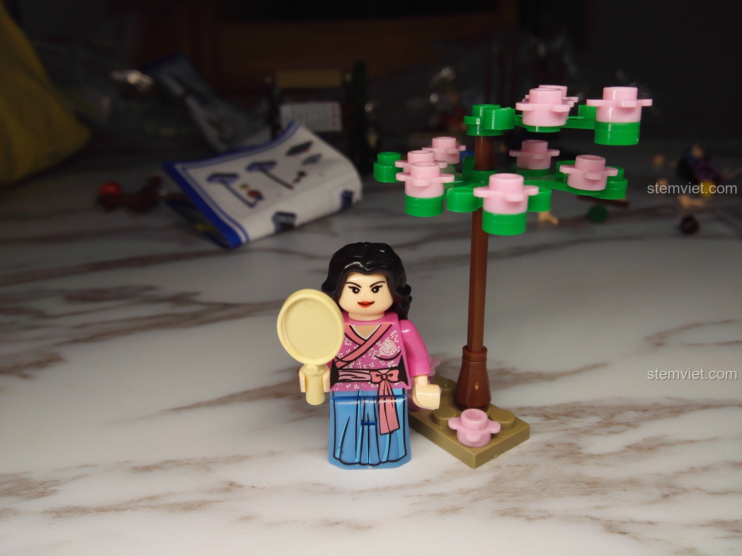 Minifigure Chúc Vô Song hoàn chỉnh với phụ kiện gương và cây hoa anh đào KAZI KY5006.