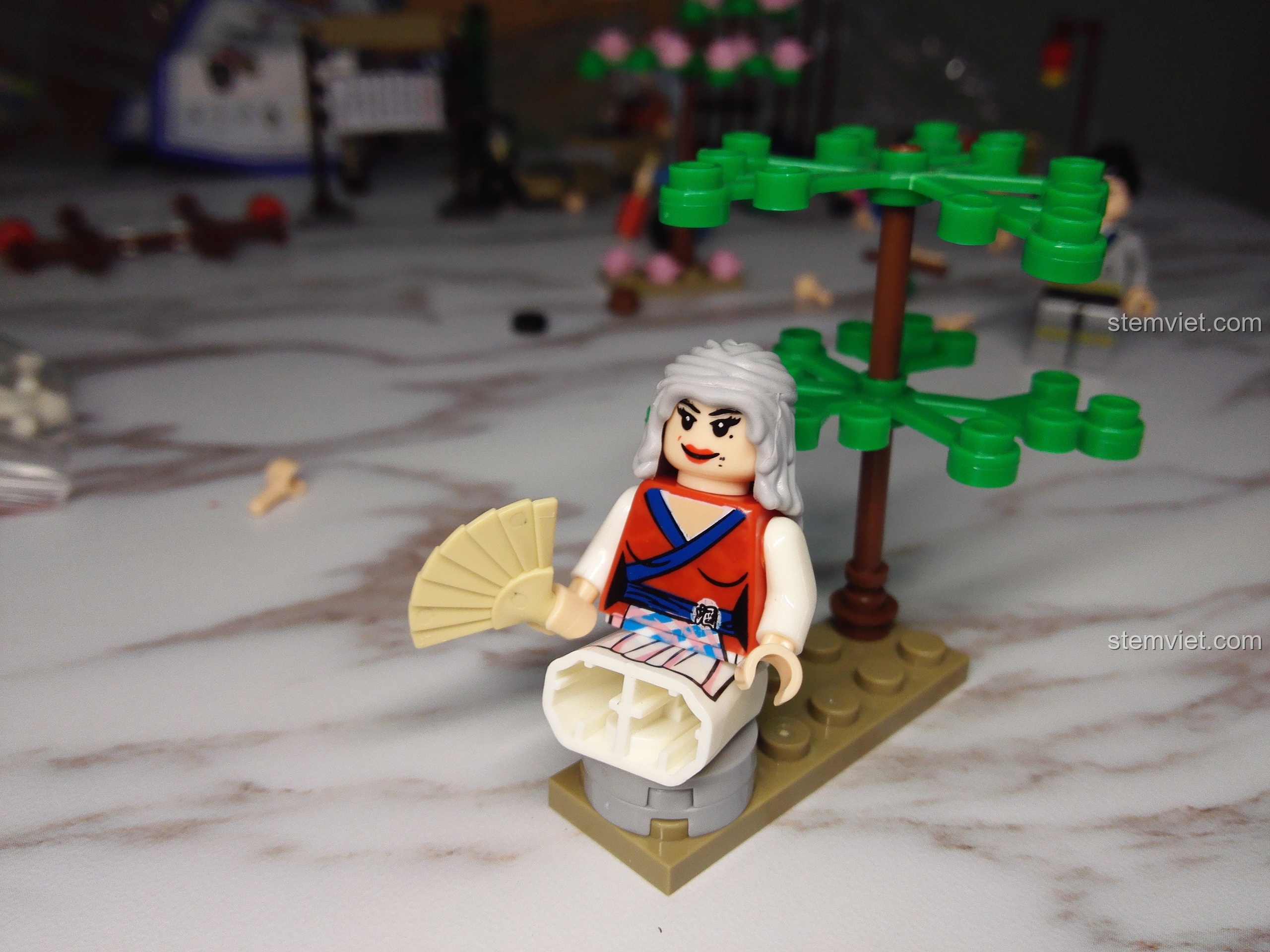 Minifigure Đồng Tương Ngọc ngồi trên bệ trong bộ KAZI KY5006.