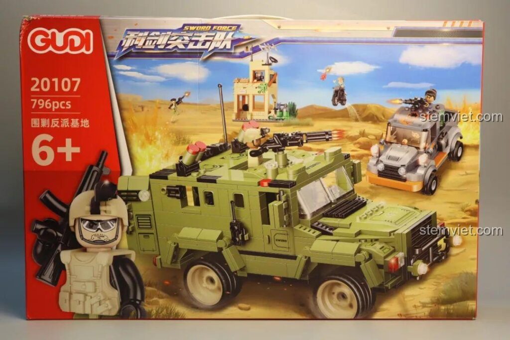 Hộp bộ lắp ghép quân sự GUDI Sword Force - Tấn Công Căn Cứ Địch (20107) với hình ảnh xe bọc thép và căn cứ địch.