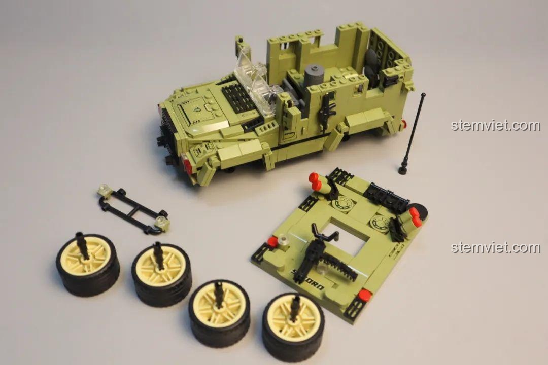 Xe bọc thép GUDI 20107 với các nhân vật.