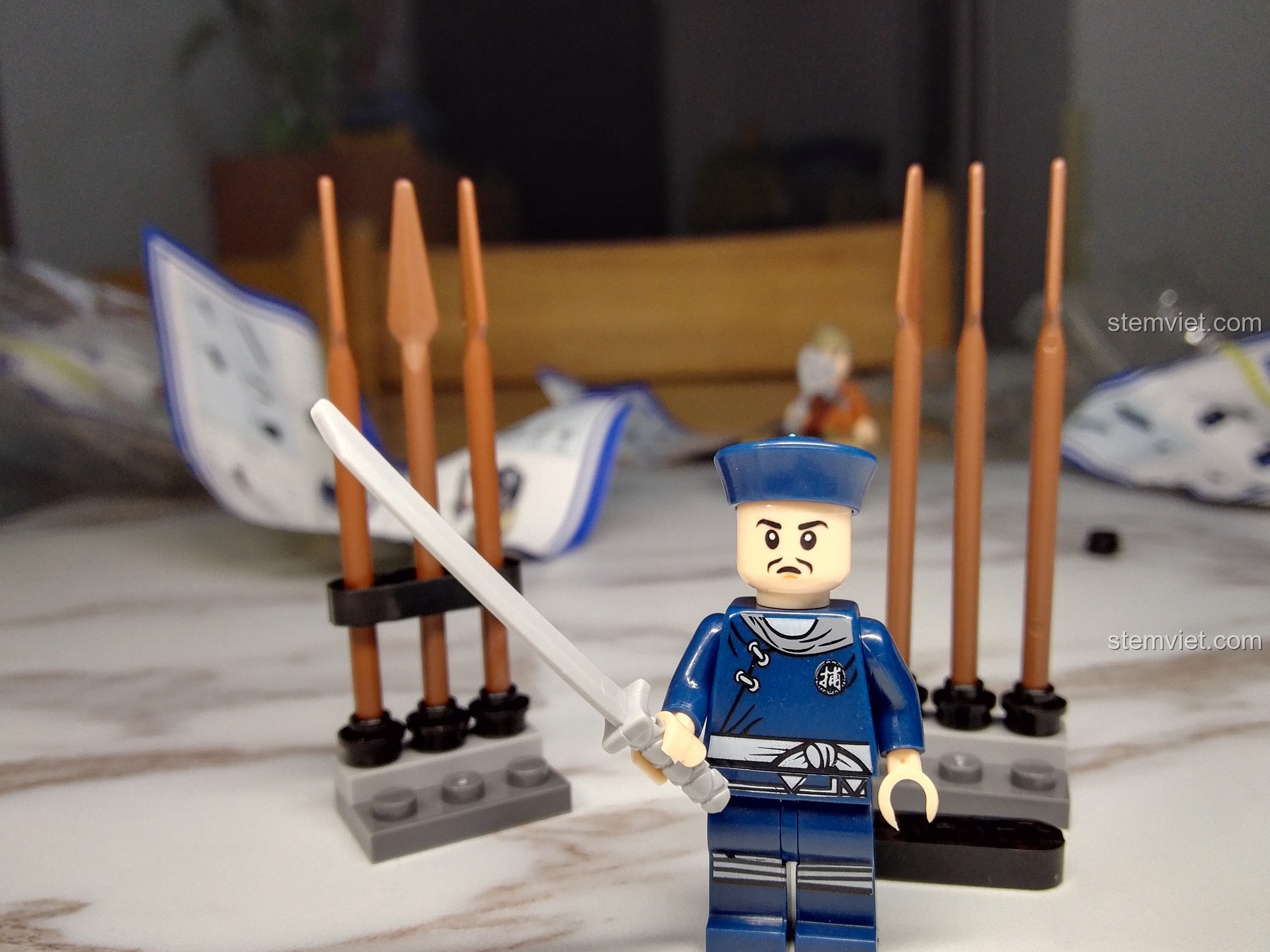 Minifigure Hình Bổ Đầu với kiếm ninja và giá vũ khí trong bộ KAZI KY5006.