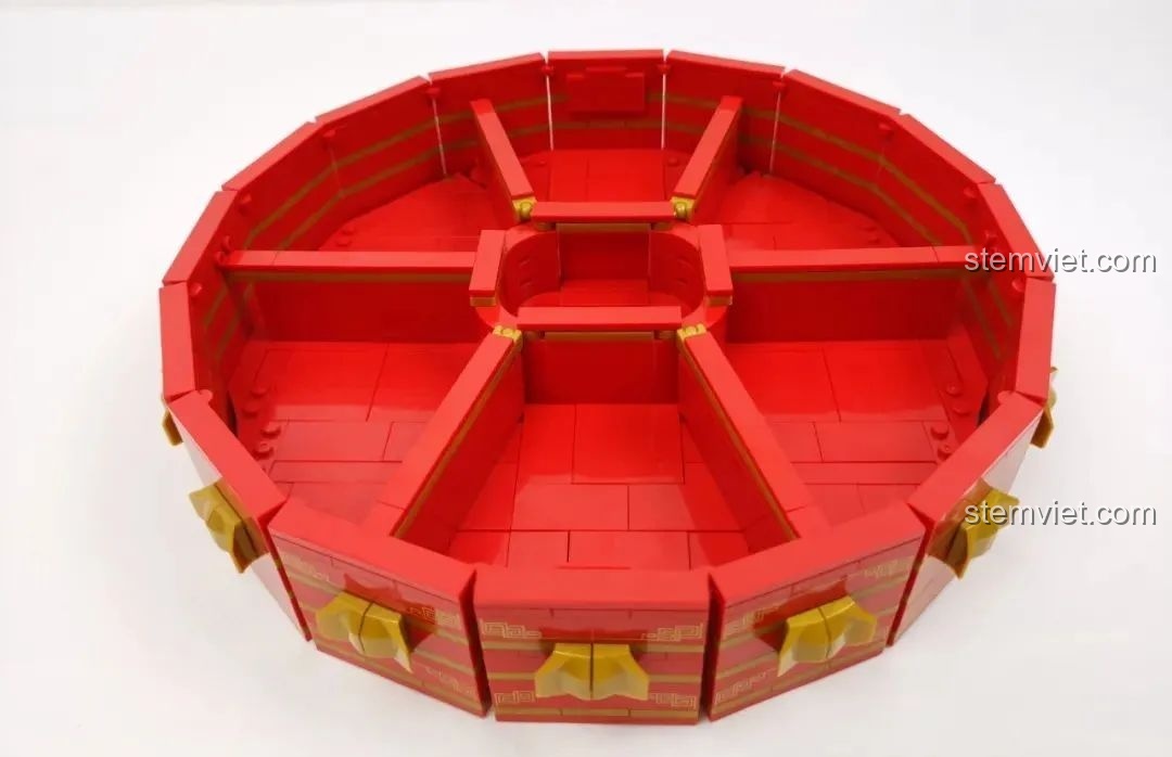 Thân hộp của bộ Hộp đựng đồ trang trí Tết WOMA đã hoàn thiện với các chi tiết trang trí.