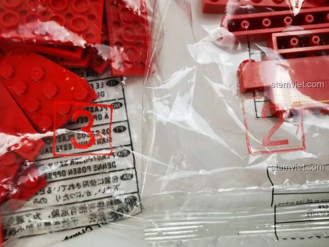 Cận cảnh các túi mảnh ghép được đánh số thứ tự của bộ lắp ghép Hộp đựng mứt Tết C 9122.