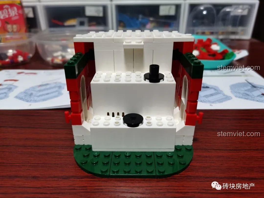 Cấu trúc bên trong của mô hình Hộp nhạc Giáng Sinh Zhe Gao QL0981, nơi các bánh răng và cơ chế sẽ được đặt.