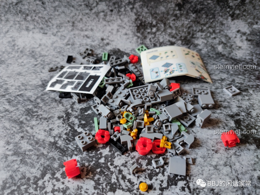 Các mảnh ghép, sách hướng dẫn và bộ sticker của mô hình Iron Man Mark I LY 76063B sau khi mở hộp.