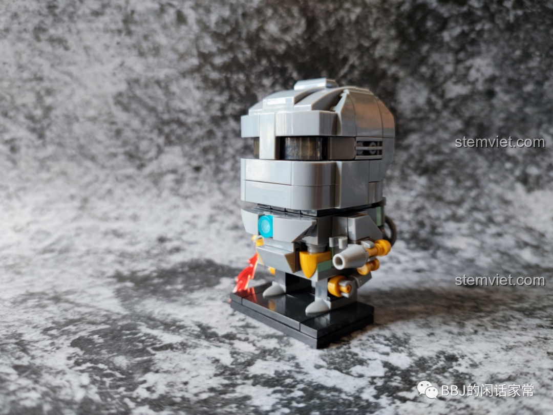 Mô hình Iron Man Mark I LY 76063B chưa dán sticker, nhìn từ góc nghiêng.