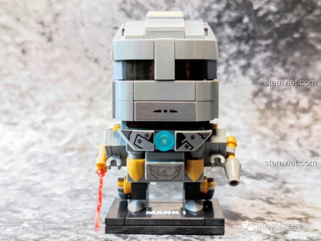 Mô hình Iron Man Mark I LY 76063B đã dán sticker, nhìn từ góc nghiêng, thể hiện các chi tiết trên giáp.