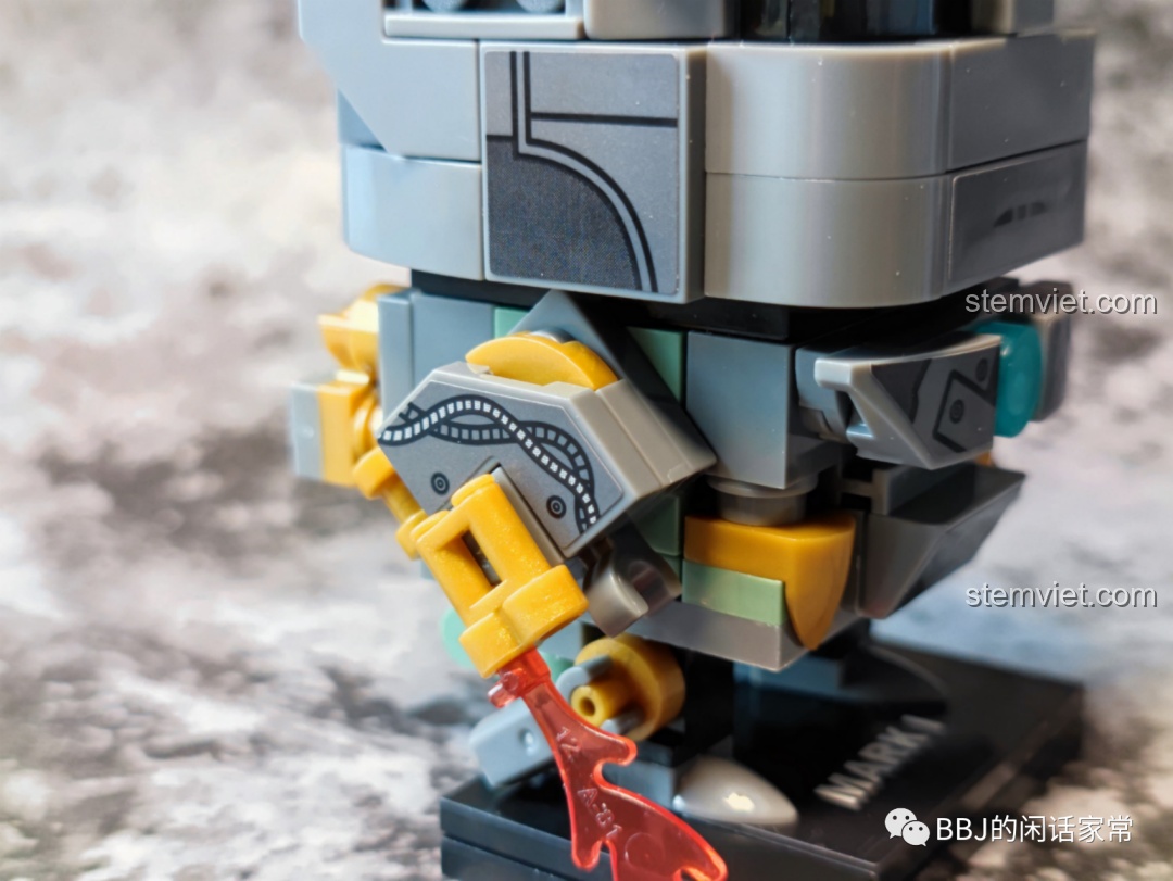 Mô hình Iron Man Mark I LY 76063B đã dán sticker, nhìn từ phía trước, tập trung vào chi tiết ngực.