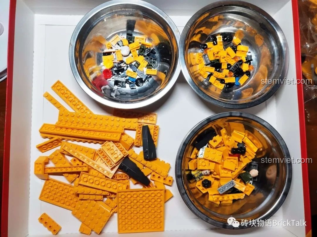 Các mảnh ghép đồ chơi lắp ráp Máy bay chiến đấu J-15 CAYI 2266 được phân loại vào bát.