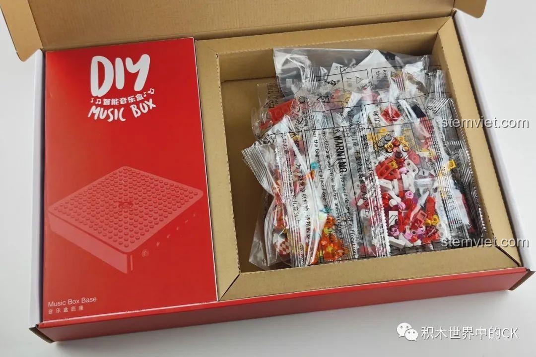 Bên trong hộp Hộp nhạc thông minh Công viên giải trí ánh sao JAKI JK1366, các túi mảnh ghép được phân loại gọn gàng. Cảm nhận JAKI JK1366 Mô hình hộp nhạc tinh tú.