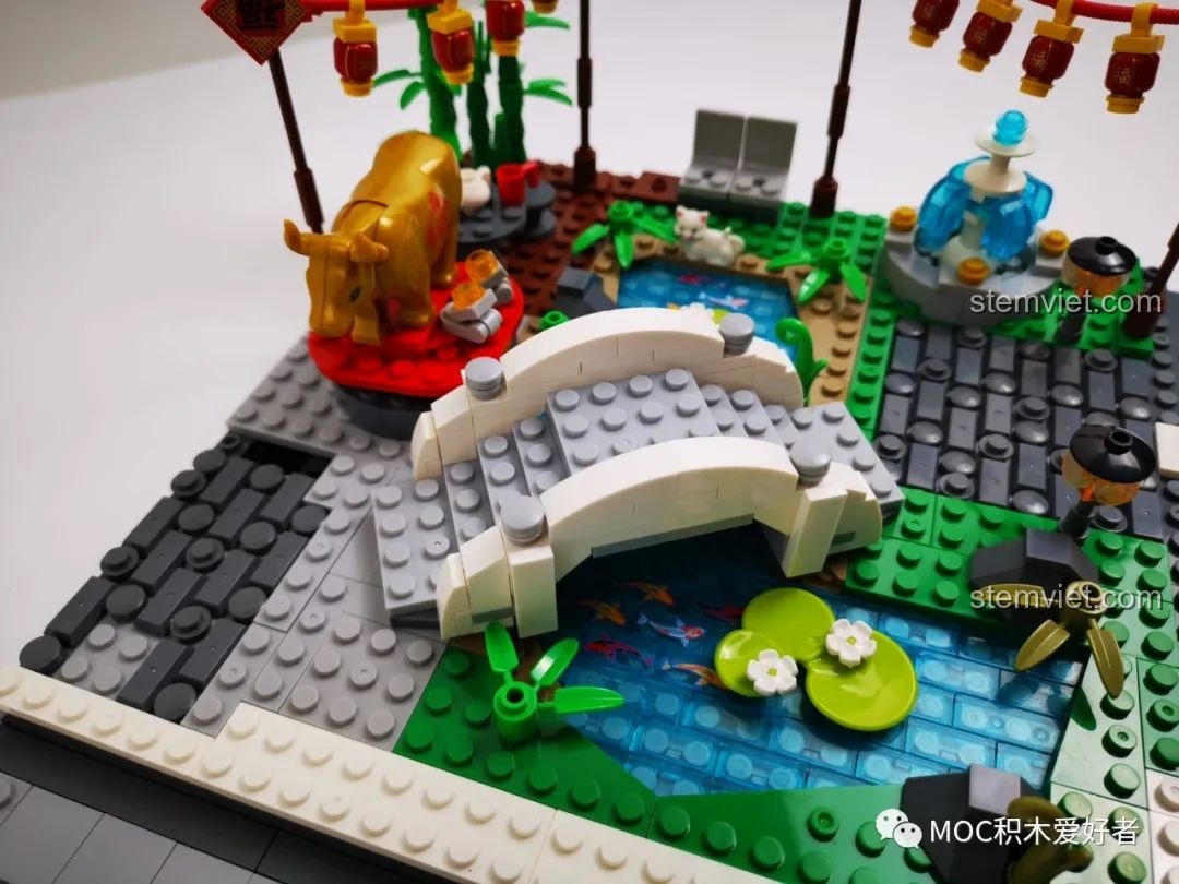 Cây cầu và tượng trâu vàng trong bộ lắp ghép Khung cảnh du xuân C.9123, một điểm nhấn ấn tượng của mô hình.