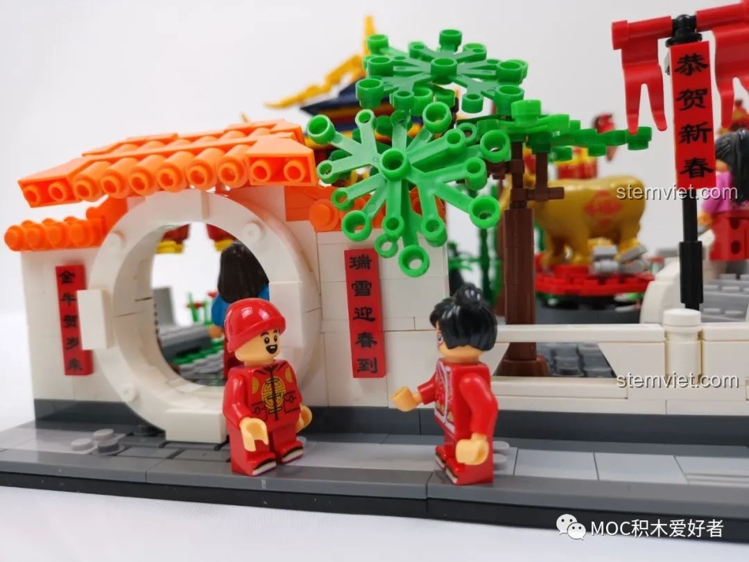 Thêm các nhân vật minifigure vào bộ lắp ghép Khung cảnh du xuân C.9123 giá hời, tạo nên không khí lễ hội.