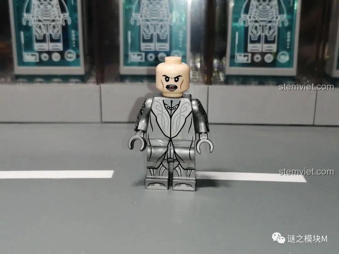 Chi tiết in ấn trên thân minifigure Tinh Linh KORUIT KT1050, họa tiết bạc trên nền xám.