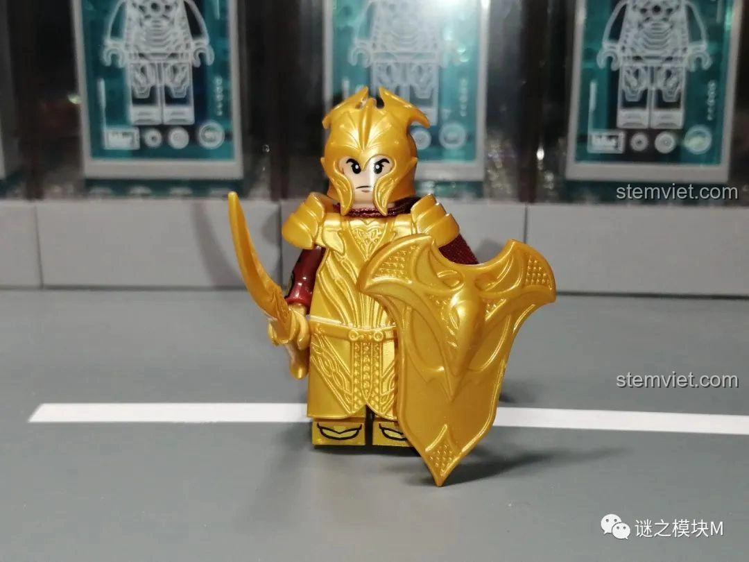 Minifigure Tinh Linh KORUIT KT1050 giáp vàng với vũ khí đặc biệt và khiên, thiết kế độc đáo.