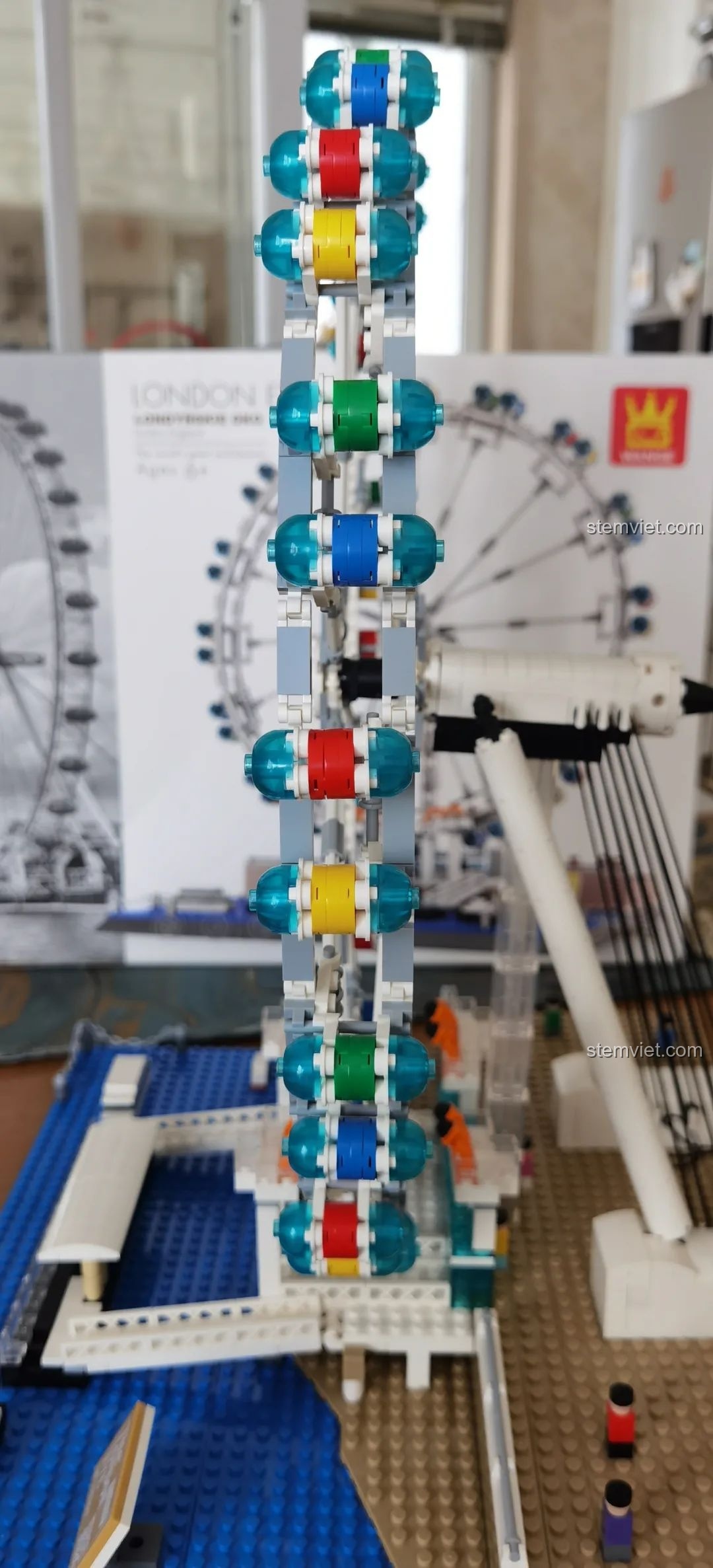 Các cabin nhiều màu sắc của bộ lắp ghép London Eye WANGE 6215, mang lại sự sống động và vui tươi cho mô hình.