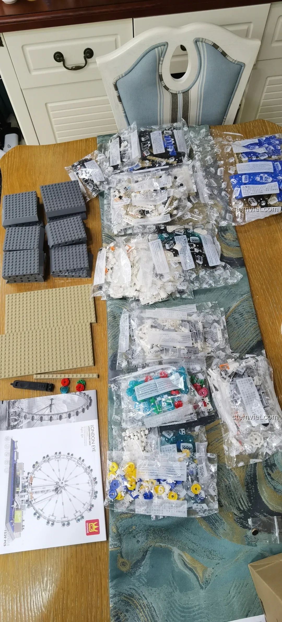 Cận cảnh cảnh báo an toàn trên túi mảnh ghép của bộ lắp ghép London Eye WANGE 6215, nhấn mạnh tính an toàn cho trẻ em.