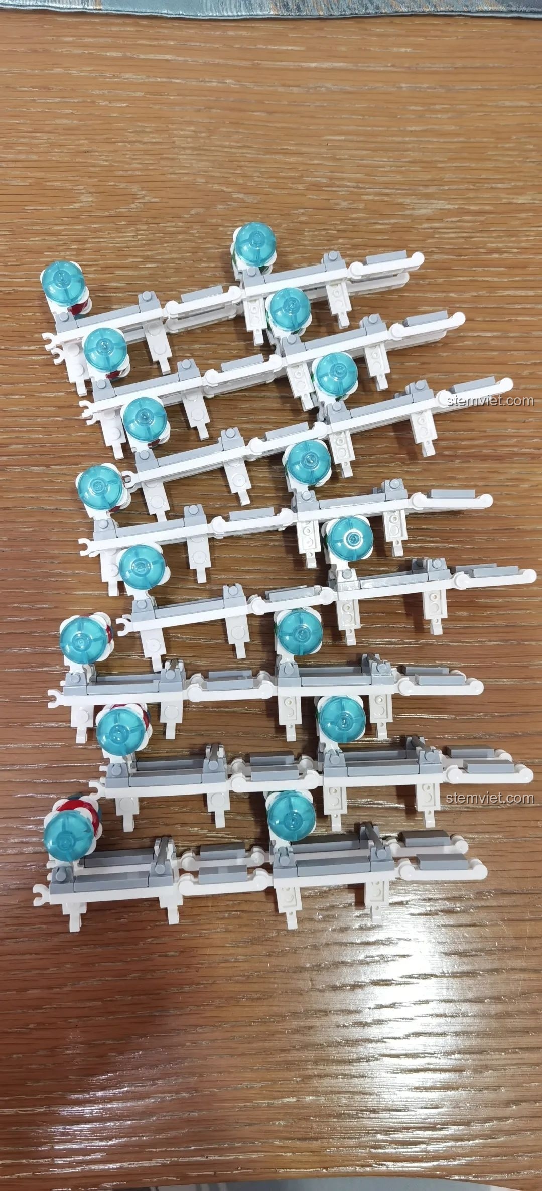 Cấu trúc phần dưới của bộ lắp ghép London Eye WANGE 6215 gần hoàn thiện, với các chi tiết cầu và bến tàu.