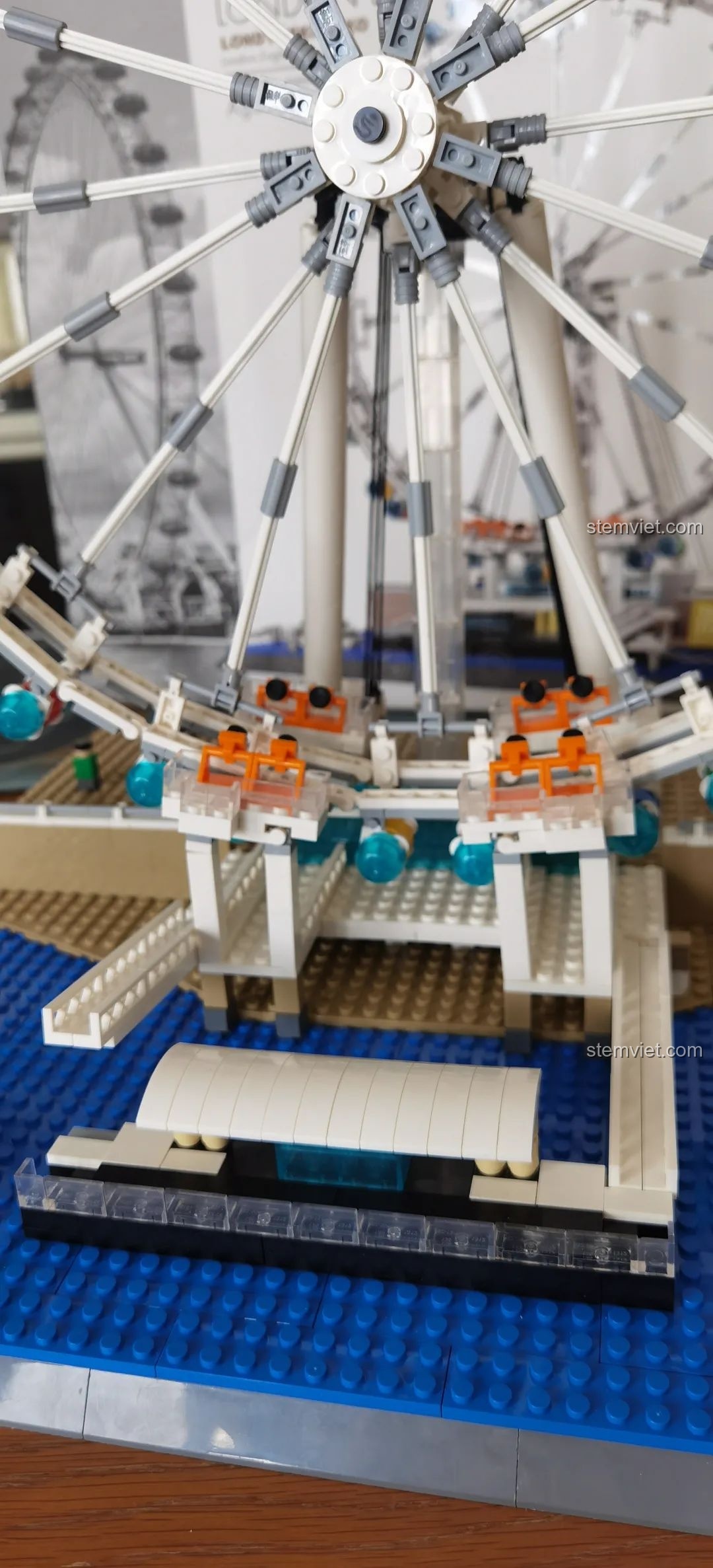 Cấu trúc phần dưới của bộ lắp ghép London Eye WANGE 6215, với các chi tiết cầu và bến tàu được tái hiện chân thực.