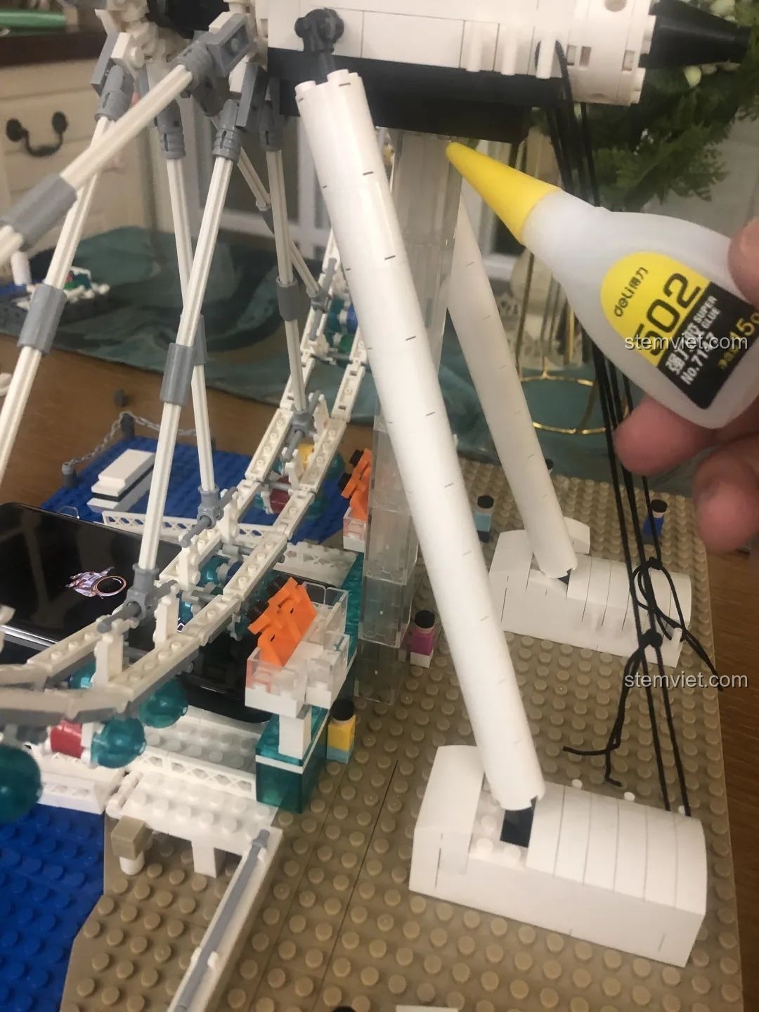 Quá trình lắp ráp lặp lại các chi tiết của bộ lắp ghép London Eye WANGE 6215, đòi hỏi sự kiên nhẫn.